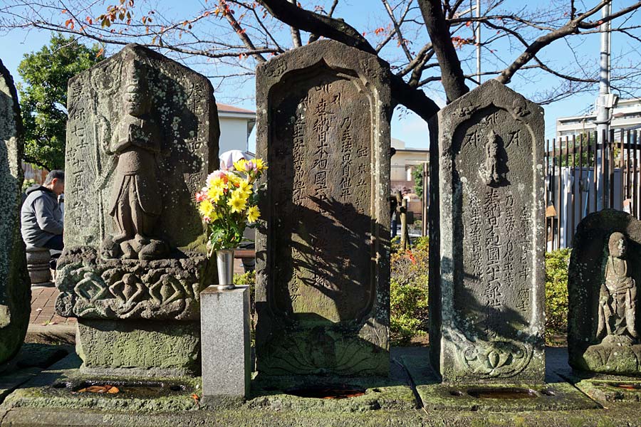 地蔵菩薩石仏等十三体・八大龍神石碑 | Stone statue of the