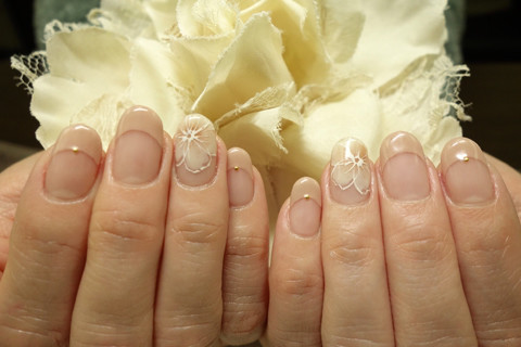 オフィスフレンチのフラワーネイル 青梅市ネイルサロン Nailsalon Mousse