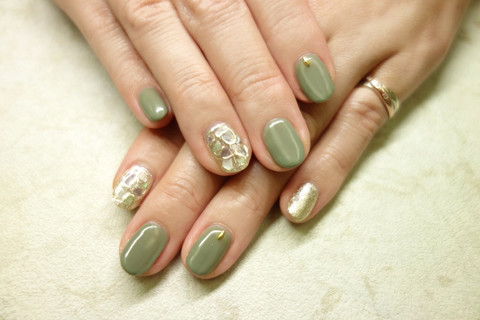 秋色スモーキーカーキのネイル 青梅市ネイルサロン Nailsalon Mousse