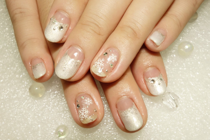 フレンチネイルと雪の結晶 青梅市ネイルサロン Nailsalon Mousse