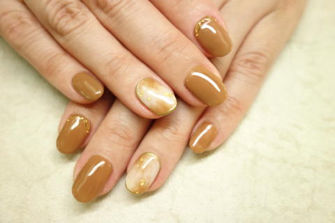 キャラメルカラーのマーブルネイル 青梅市ネイルサロン Nailsalon Mousse