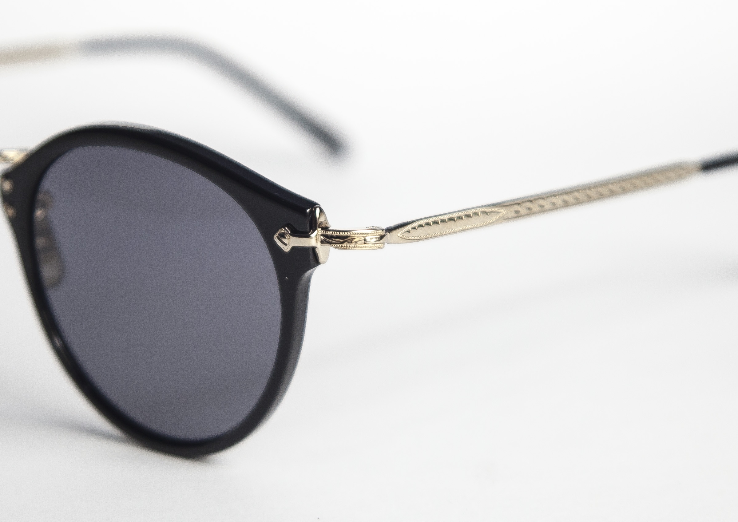 海外セレブやおしゃれな芸能人も愛用の人気サングラス「オリバー