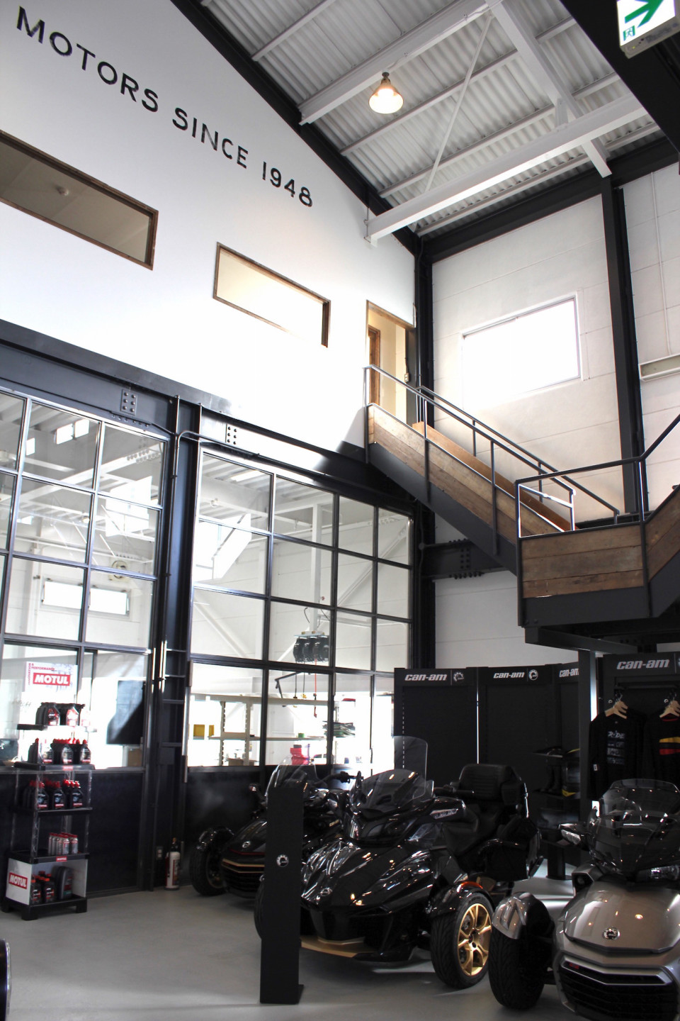 オシャレなバイクウェアも揃う 新スタイルのバイクショップ 新木場garage がオープン Lady Go Moto オシャレなバイクウェアも揃う 新スタイルのバイクショップ 新木場garage がオープン Lady Go Moto