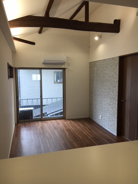 梁を剥きだしにした勾配天井リビング 間接照明が印象的な陰影を演出してくれます Kdリノベーション