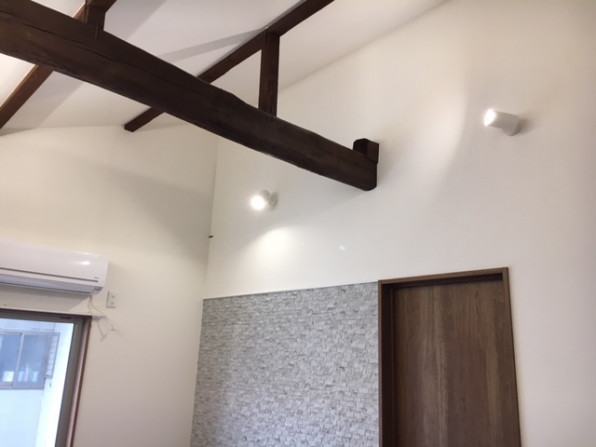 梁を剥きだしにした勾配天井リビング 間接照明が印象的な陰影を演出してくれます Kdリノベーション