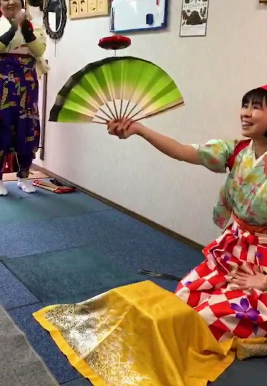 回して 回して 幸を振りまく お祝い玉すだれ