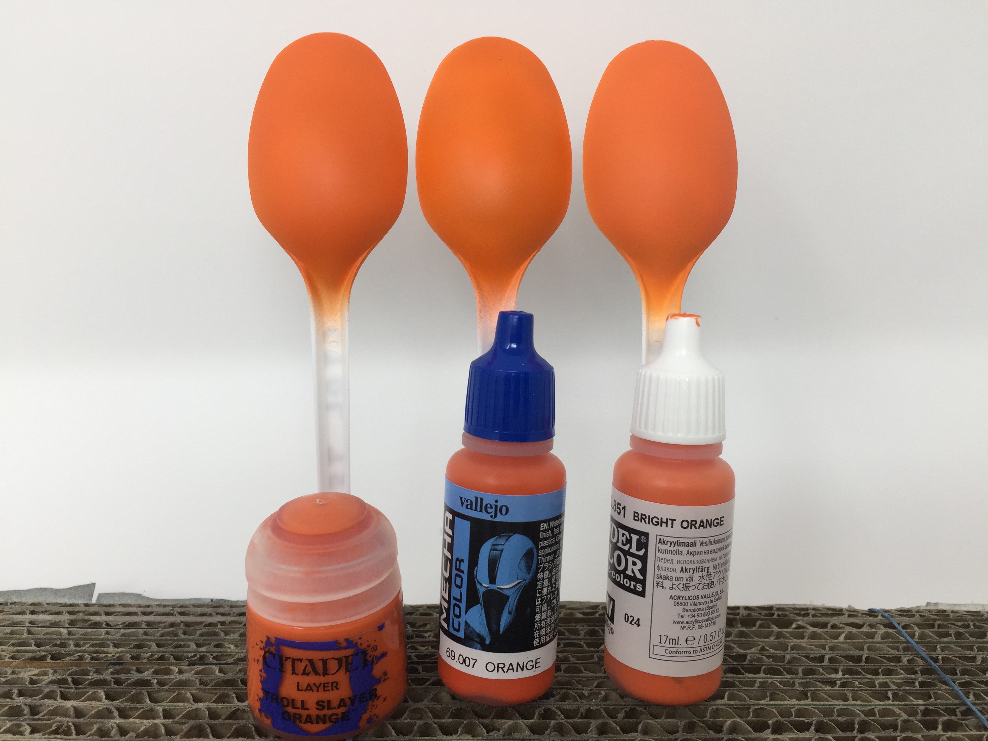 水性アクリルのオレンジ系 | なにとぞ Vol.1 〜このガンプラ不毛の地