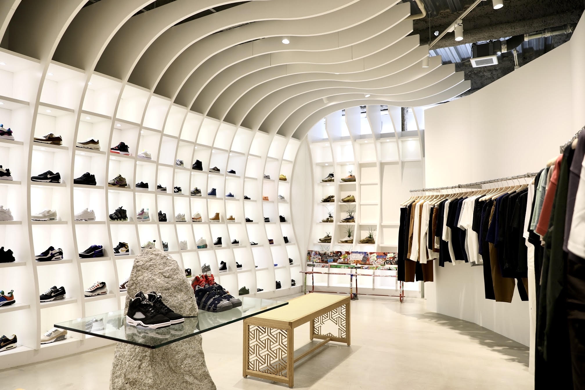 セブンゼル」による初の個展、「#424D99 EXHIBITION GOSPEL 01」を