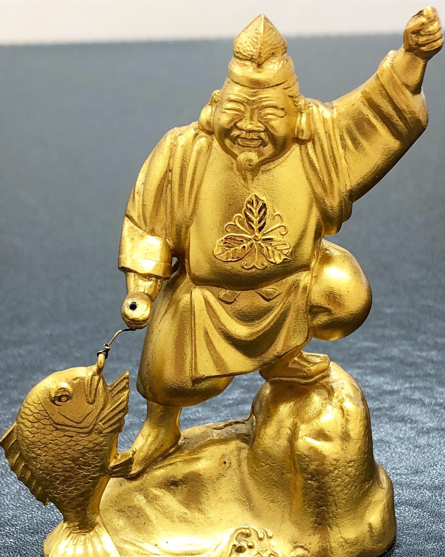 出来の良い純銀の恵比寿像 出来の良い純銀の恵比寿像 関武比古 作 『純銀 恵比寿天』 ｜骨董品