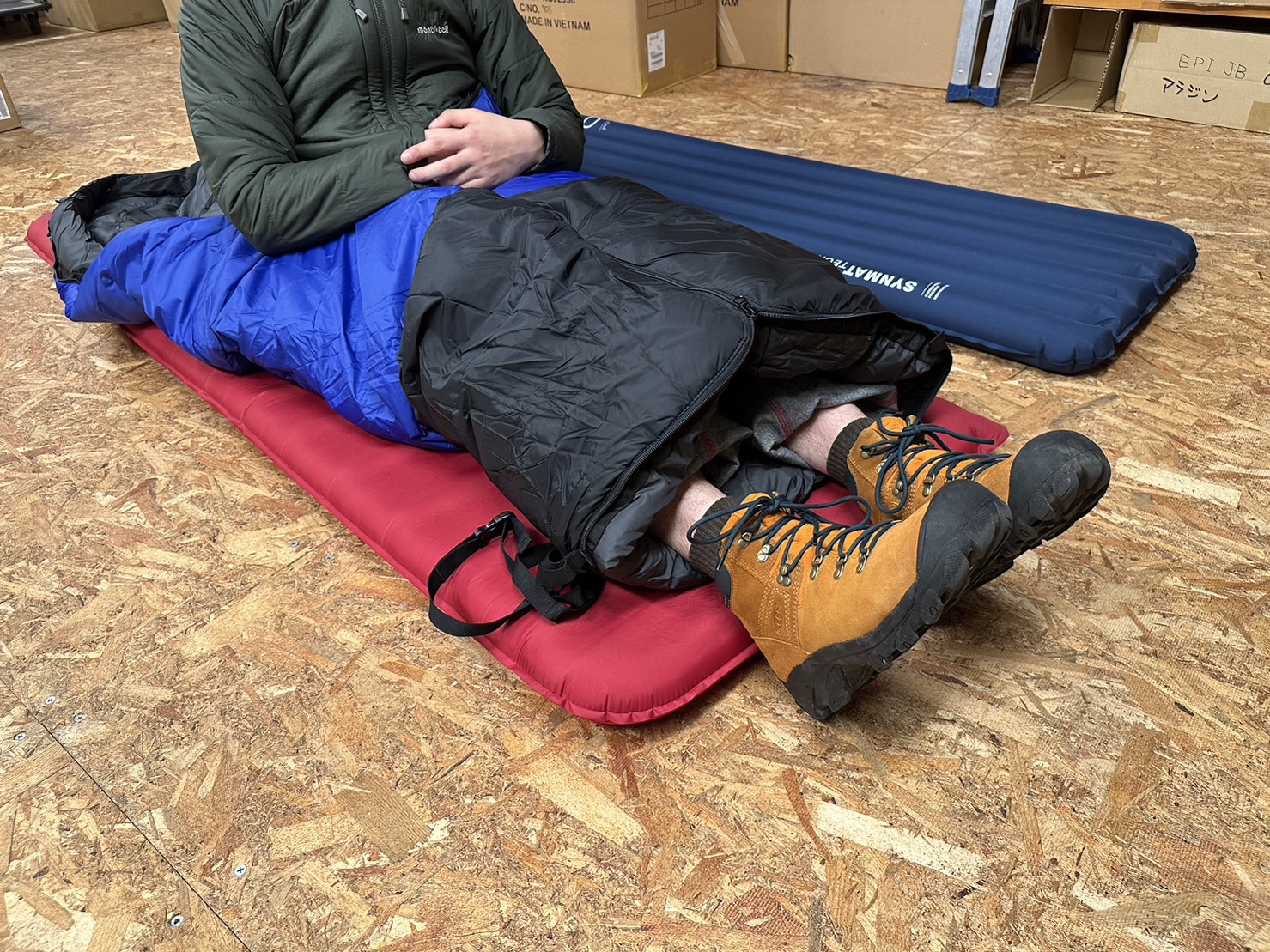 イスカ 冬の車中泊やキャンプにおススメ寝袋 保温重視モデル 