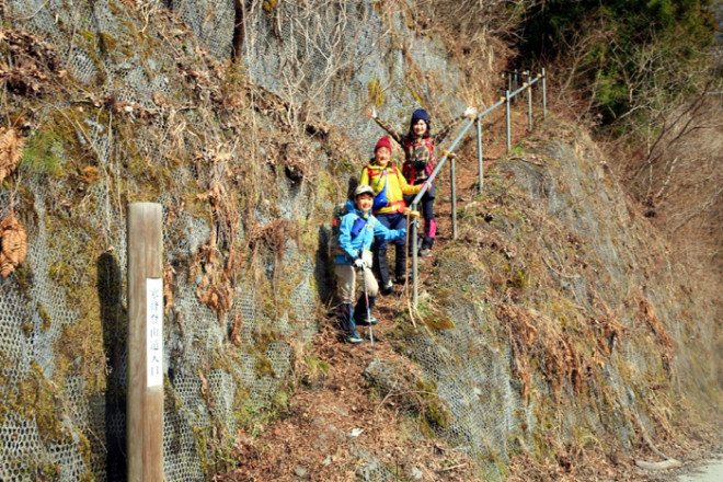 スタッフ高津のエンカノヘキ】福寿草で有名な徳島県の寒峰(かんぽう・1,605m)へ行ってきました！ | アウトドアーズ・コンパス 最新ブログ