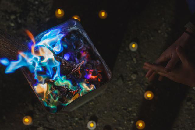 話題のアートファイヤー入荷！魔法のような虹色炎でキャンプファイヤーしよう！ | アウトドアーズ・コンパス 最新ブログ