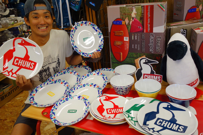 チャムスから家族や仲間みんなでお揃いで使えるメラミン製キャンプ用食器セットが新登場 アウトドアーズ コンパス 最新ブログ
