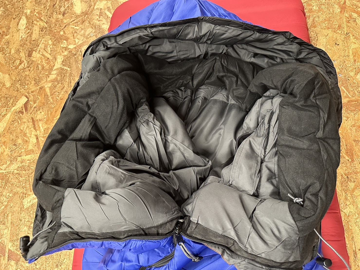 イスカ 冬の車中泊やキャンプにおススメ寝袋 保温重視モデル スーパー 