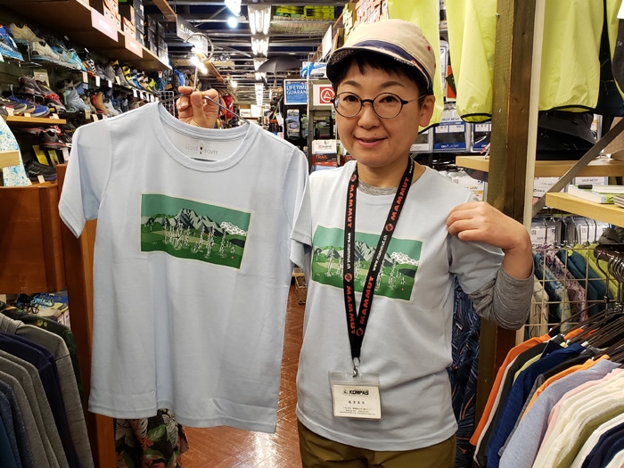 モンベル19年春夏新作 山の版画家畦地梅太郎さんの作品 地元愛媛県の名峰 石鎚山 のプリントtシャツ アウトドアーズ コンパス 最新ブログ