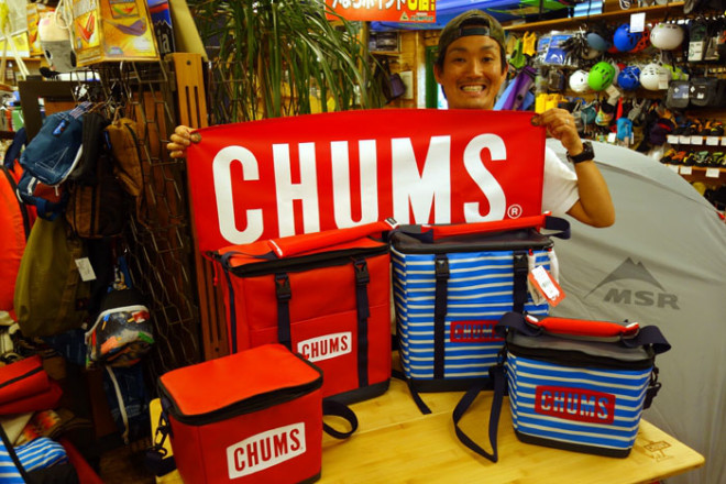 チャムスからキャンプにbbqに大活躍のポップで可愛いソフトクーラーボックスが登場 アウトドアーズ コンパス 最新ブログ