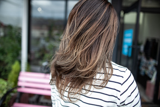 外国人風カラー ハイライト ダブルカラー ヘアカラー 高城 早朝から行けるpinkのベンチの美容室 8 30 営業だから嬉しい 女の子から女性 そしてママに カワイイ 知識 経験 技術 自分らしさ トレンド 生活環境を考えて一人一人にピッタリ提案