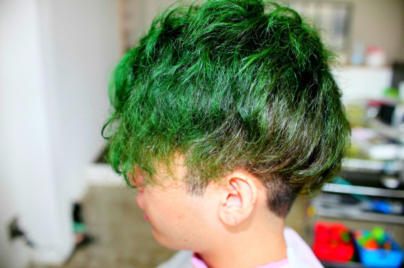 最高かつ最も包括的なメンズ カラー グリーン 髪型画像