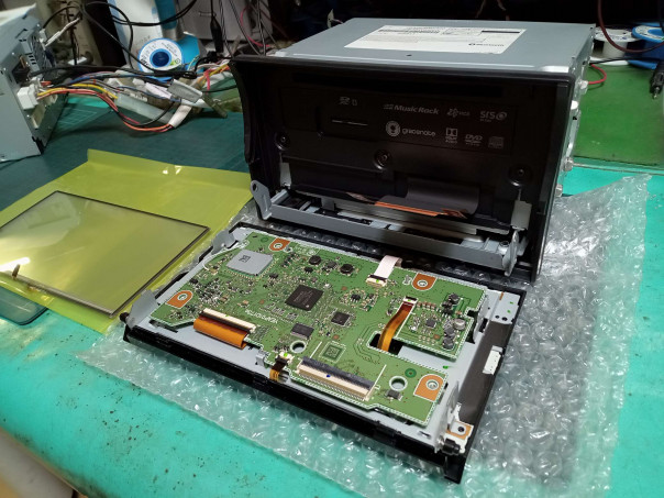 CN-SHY6J2CJ、VXM-175VFi、故障、分解、修理。タッチパネル右側の操作 