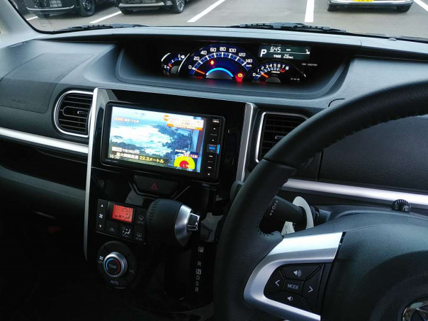 ダイハツ、LA610Sタントカスタム。【ケンウッド】メモリーナビ取り付け 