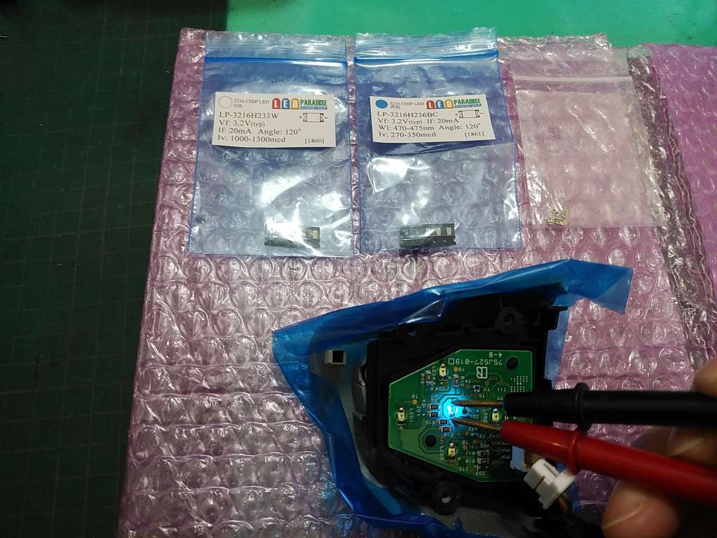 DAIHATS タントカスタムステアリングスイッチLED打ち替え済み　ホワイト フロント、ステアリング各スイッチLED化（ダイハツ タント
