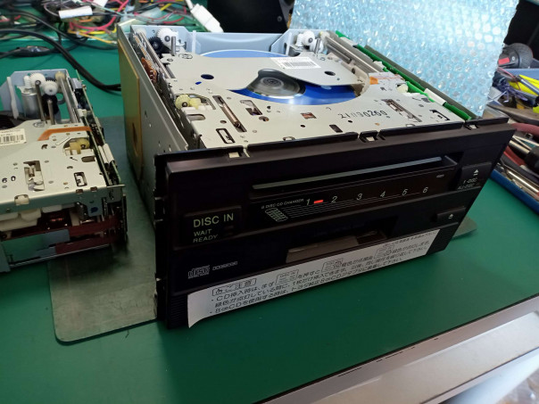 122000-1841C101、15859、故障、分解、修理。CD入れても異音で再生 
