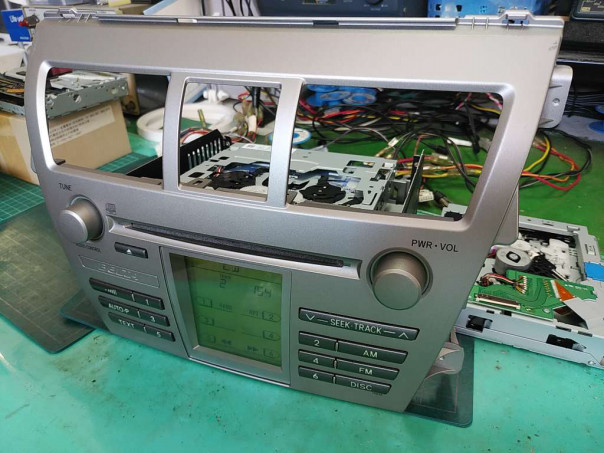 108 故障 分解 修理 Cd Inの表示でディスク入らない 青森県八戸市 トヨタ ベルタ純正 Cdレシーバー カーオーディオ カーナビ修理専門店 ベストサウンド オーディオ事業部 サウンドシステムk 持ち込み取り付け 故障診断 分解修理