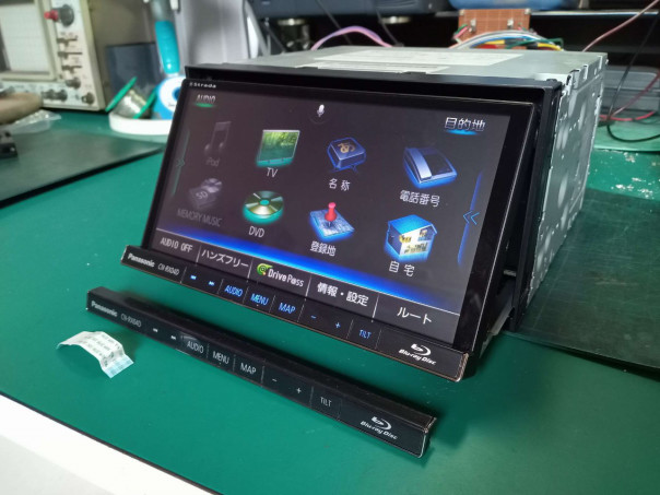CN-RX04D、故障、分解、修理。フロントパネル下側の操作パネルが外れた 