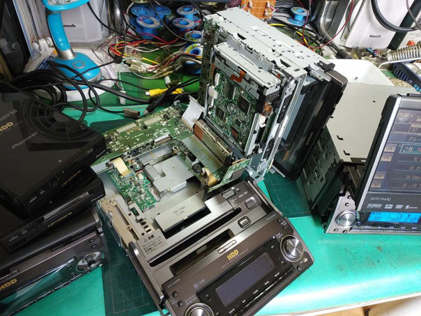 AVIC-ZH990MD、故障、分解、修理。オーディオ表示部ディスプレイ映ら 