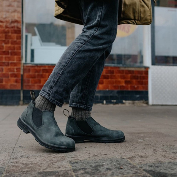 雨の日の外出にブランドストーン Blundstone ローカット サイドゴア 