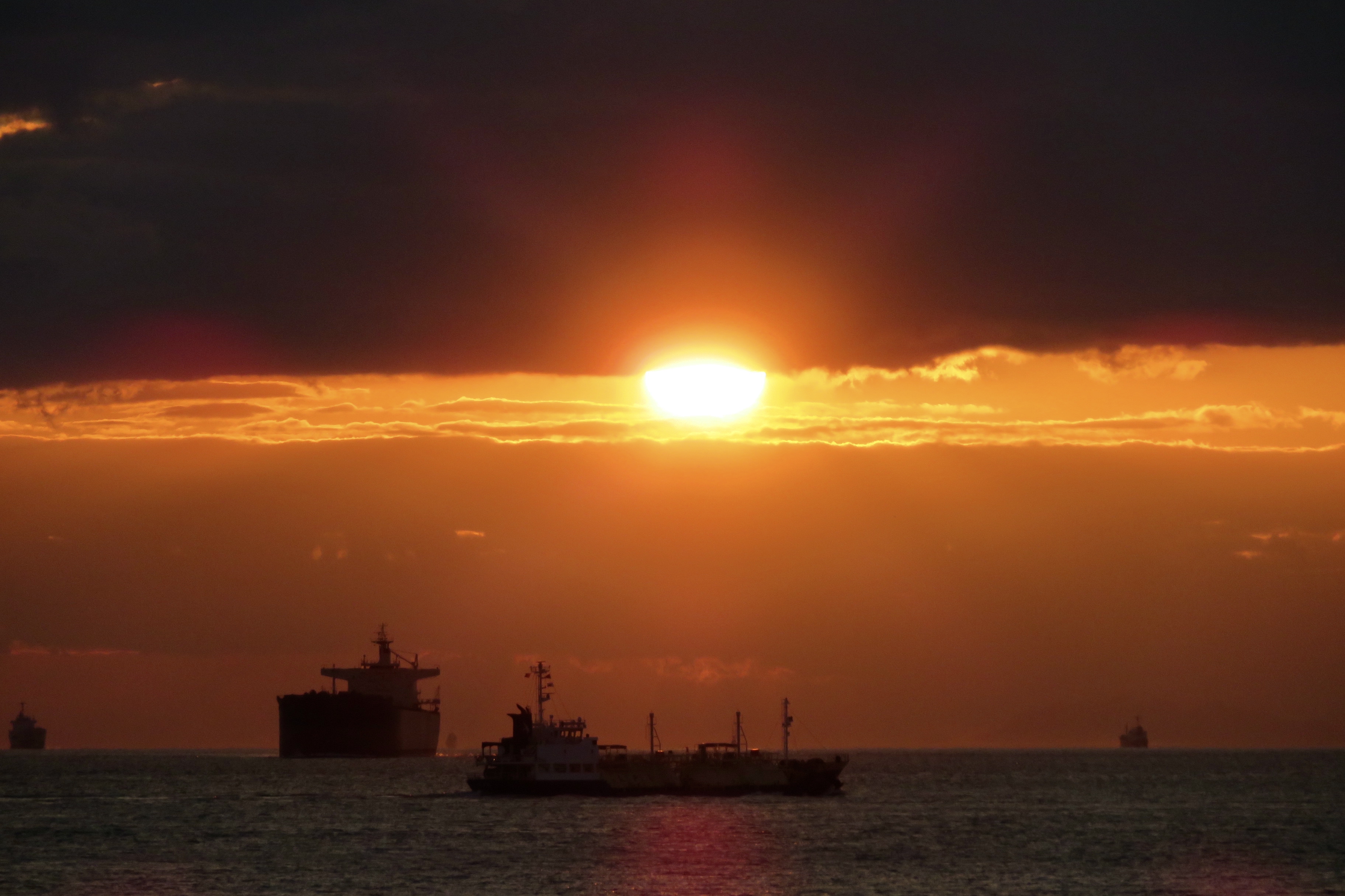 夕焼けの遠景 夕焼けのダブル赤富士。 なんかほら… アポロチョコみたい