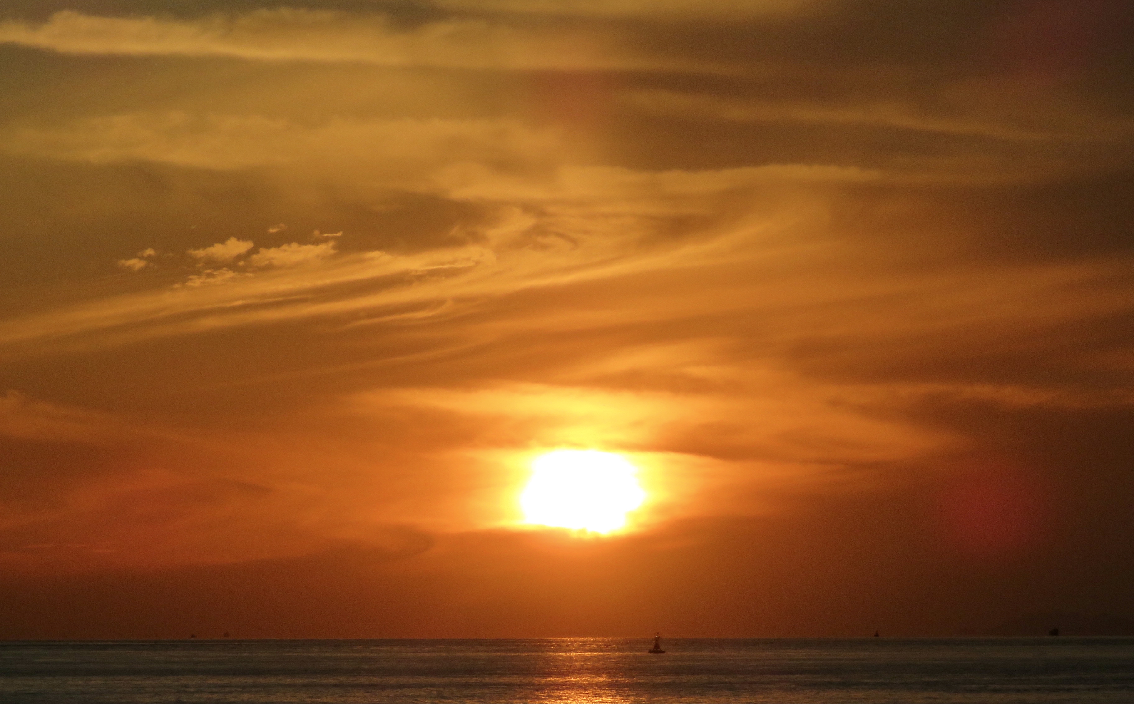夕焼けの遠景 夕焼けのダブル赤富士。 なんかほら… アポロチョコみたい
