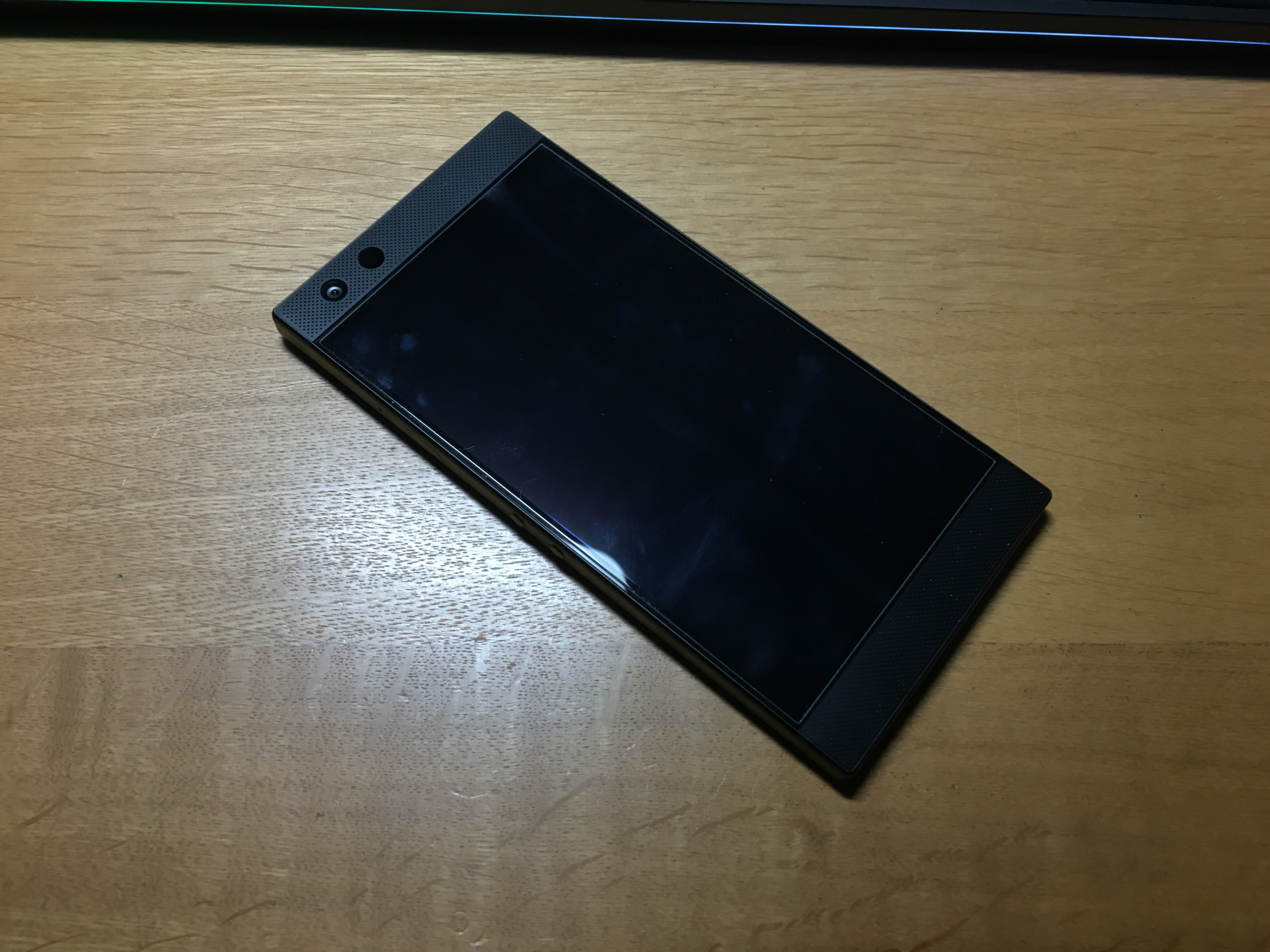 Razer Phone 2 ゲーミング スマートフォン 背面光沢仕上げタイプ-