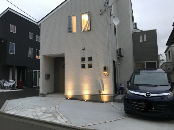 シンプルな駐車場とアプローチ 外構 エクステリア ガーデン ドッグガーデンの専門店 シンプルな駐車場とアプローチ 外構 エクステリア ガーデン ドッグガーデンの専門店