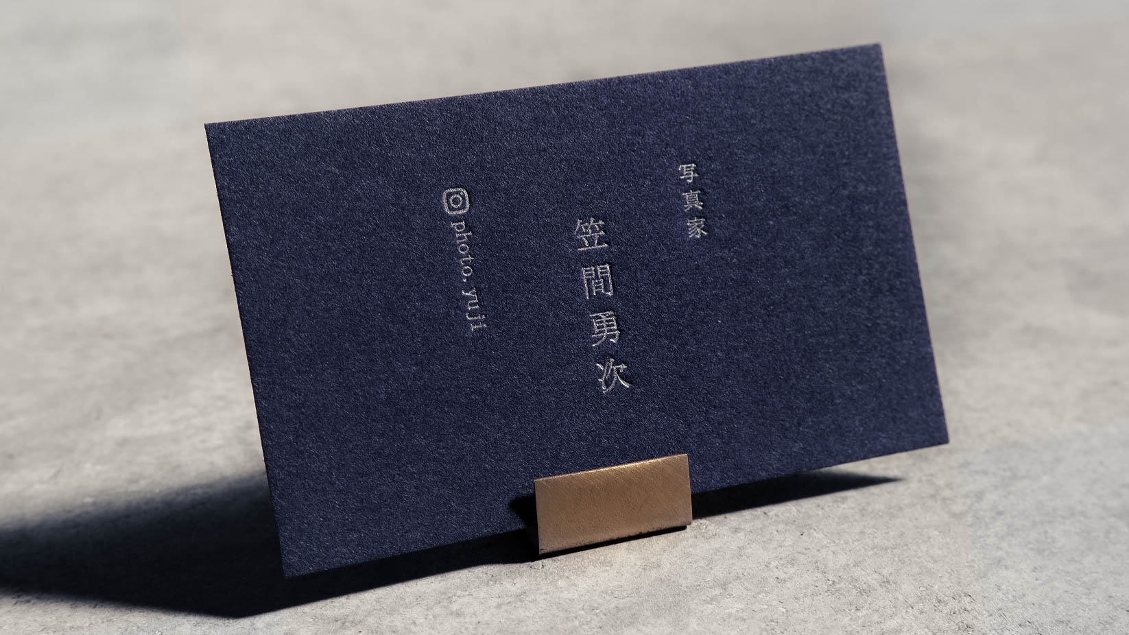 作品名・作者不明/額縁付/汚れ・傷等あり　K368 両面にマット加工を施した黒い台紙に銀箔押しの文字をレイアウト
