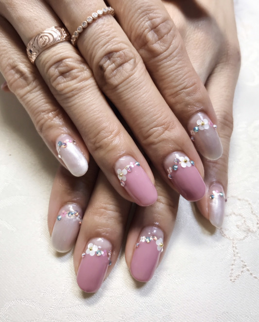 17 春 お花 ピンクとシルクホワイト丸フレンチネイル 北九州 戸畑 ネイルサロン 北九州市 戸畑区 爪のお悩みを解消し縦長な美爪に導くネイルケア専門 グロッシィネイル