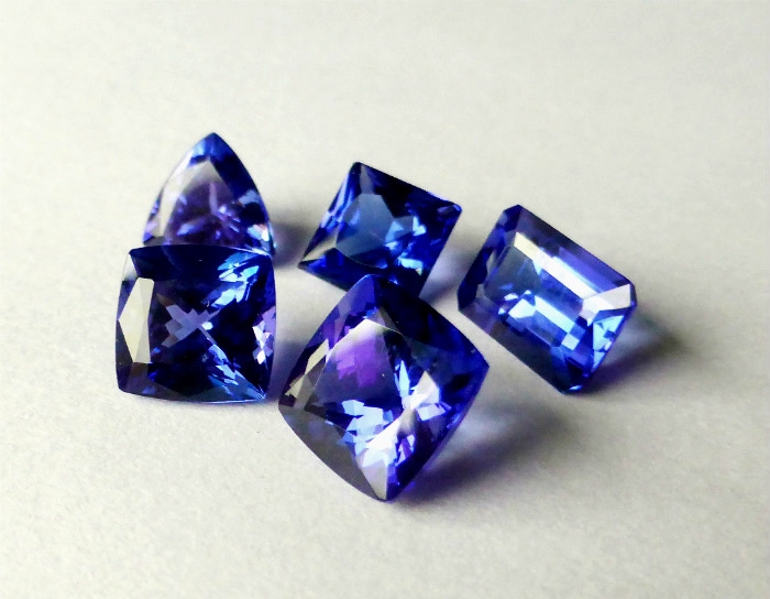 神秘的なタンザニアの夜の色 タンザナイト ルース | とある街角の