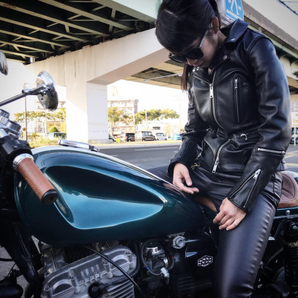 週末女性バイカー Speed Spunky 69