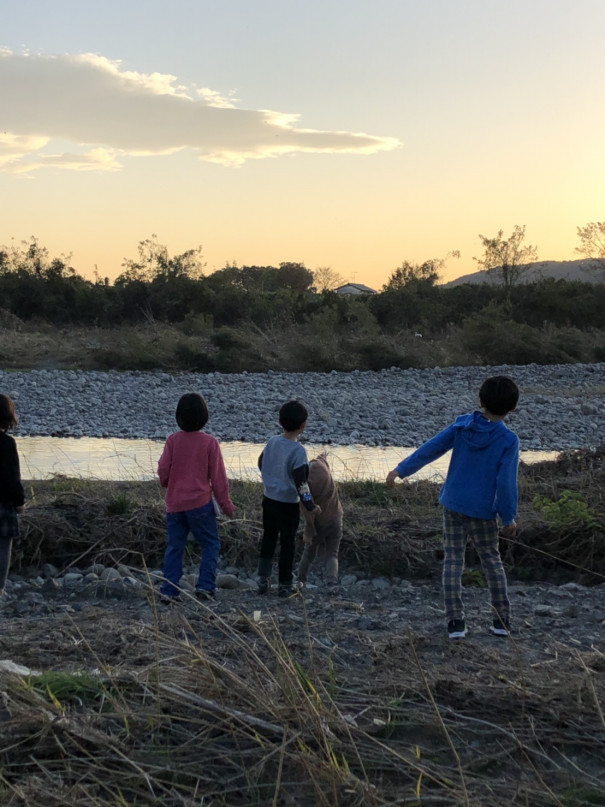 夕日に向かって 葉鹿学童クラブ