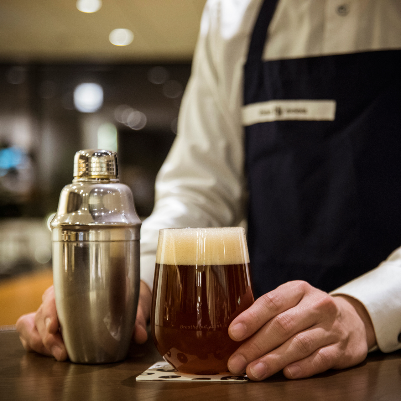 エスプレッソを注ぐ新感覚ビールは、Starbucks Eveningsのお店で