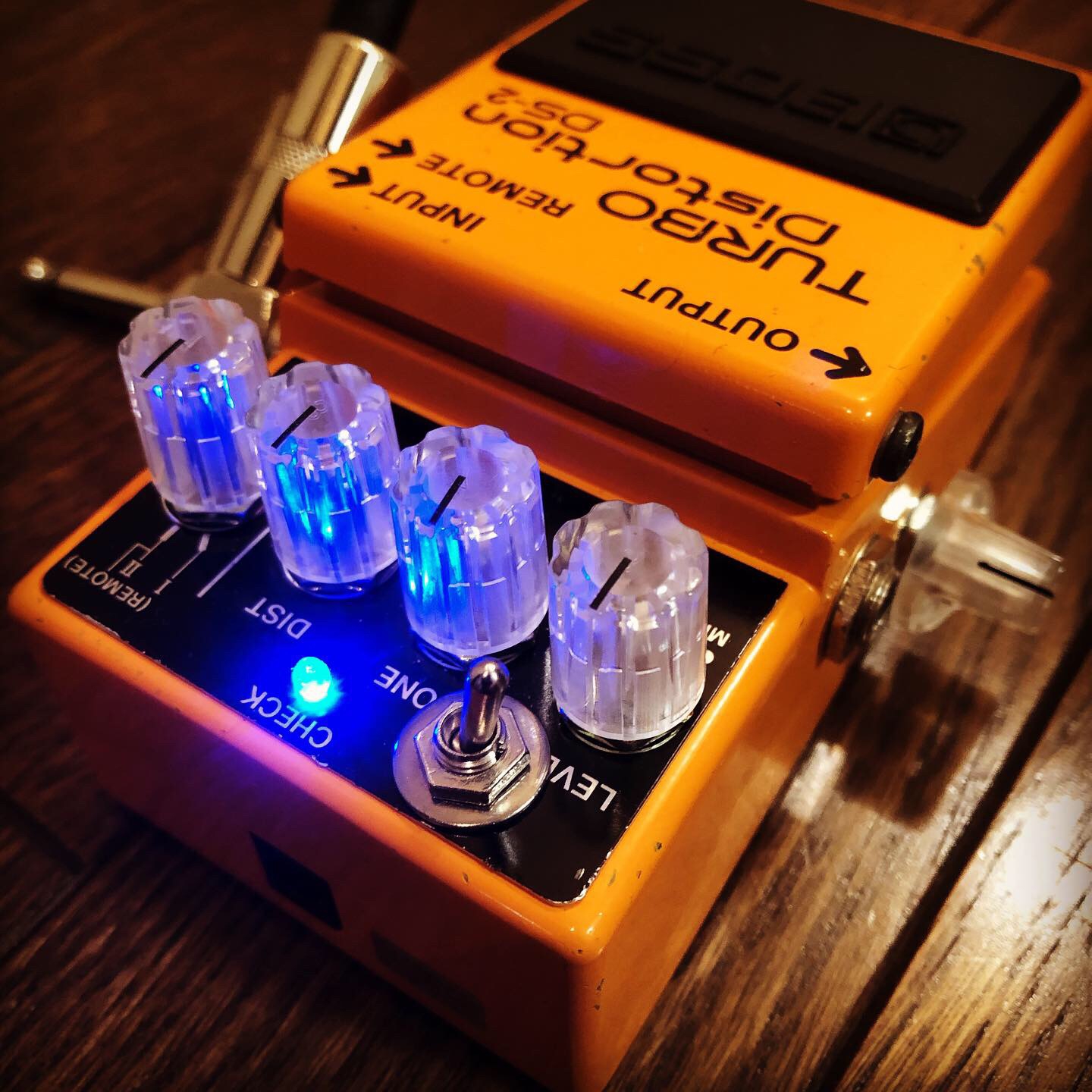 BOSS DS-1W 新品同様 ブルーLED交換 2つのモードで異なる歪みを生み出すBOSS DS-1W｜特集