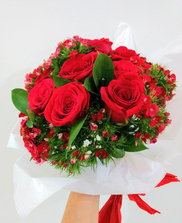 Fantastico arreglo floral con 12 rosas | Azucena'son