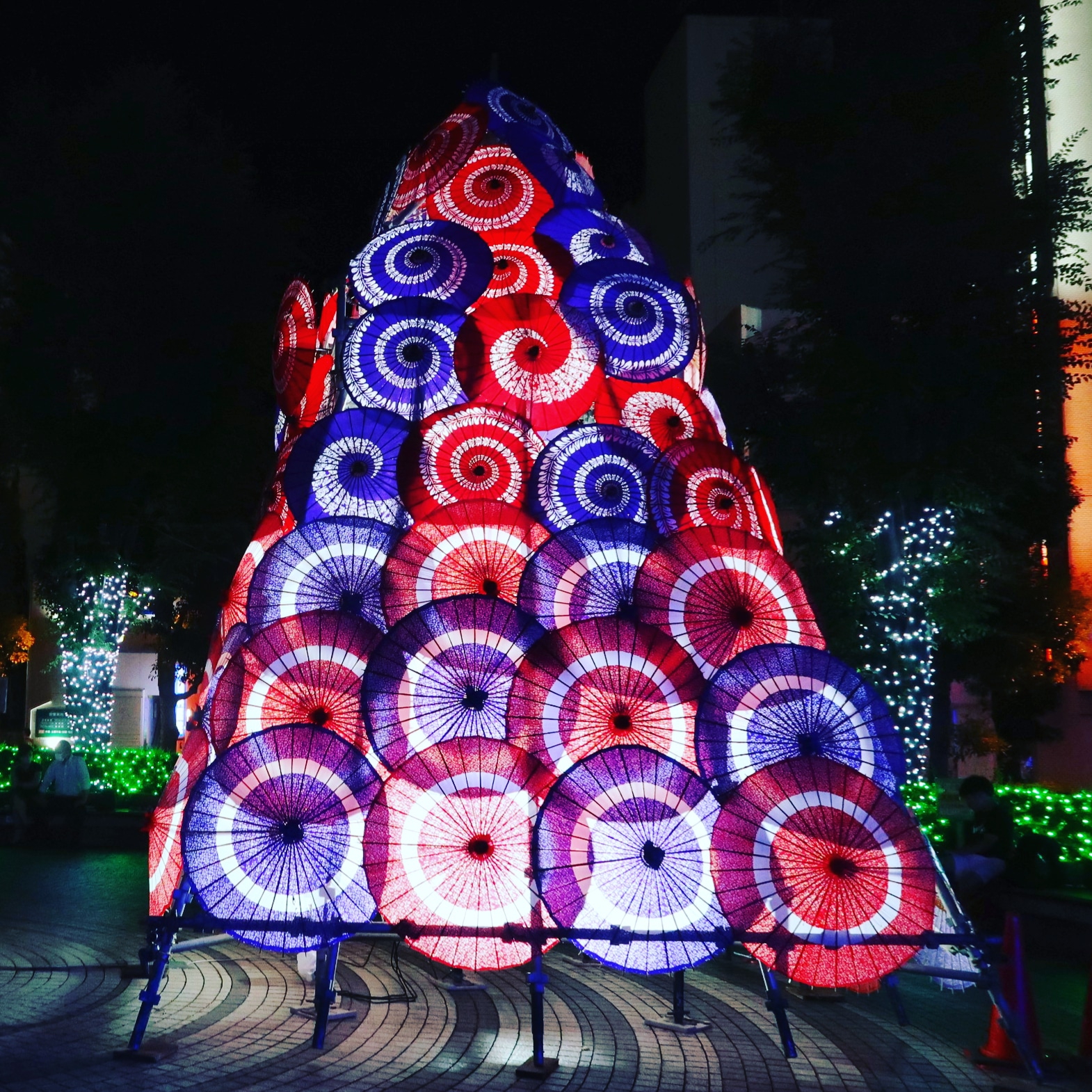 和傘タワー。真夏のイルミ「希望(ゆめ)のちからイルミネーション」鐘塚
