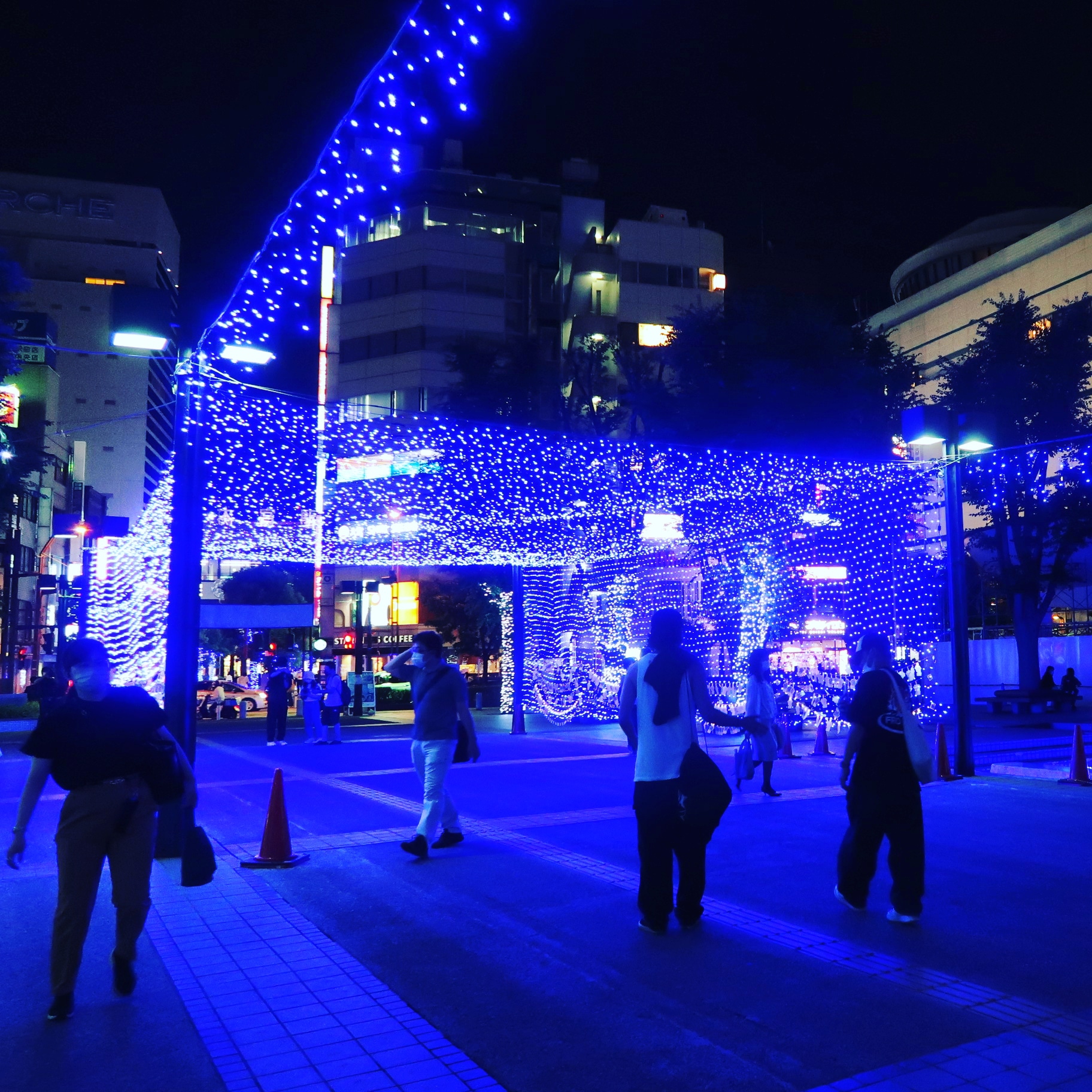 和傘タワー。真夏のイルミ「希望(ゆめ)のちからイルミネーション」鐘塚