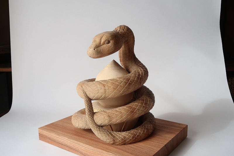水神 宝珠に巻き付く蛇の木彫刻 | 木彫りの里上丹生 森彫刻所