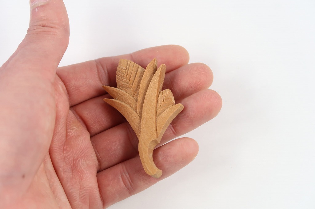 植物のブローチ彫刻 | 木彫りの里上丹生 森彫刻所