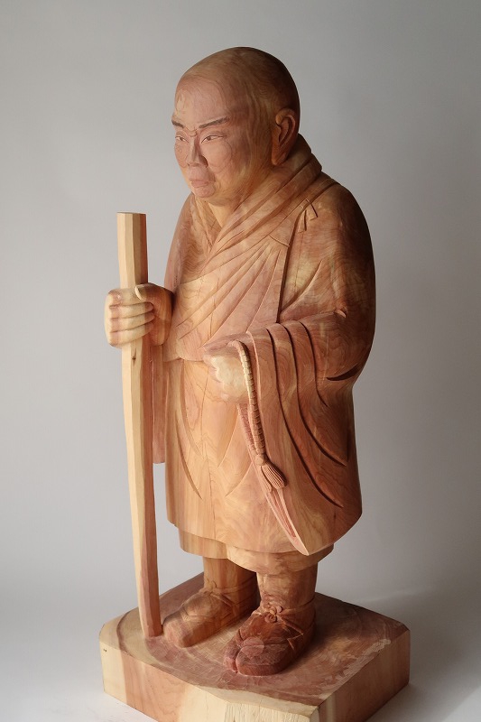 欄間彫刻　板敷山　親鸞聖人　金塗り　人物色つき　松 欄間彫刻 板敷山 親鸞聖人 金塗り 人物色つき 松 - メルカリ