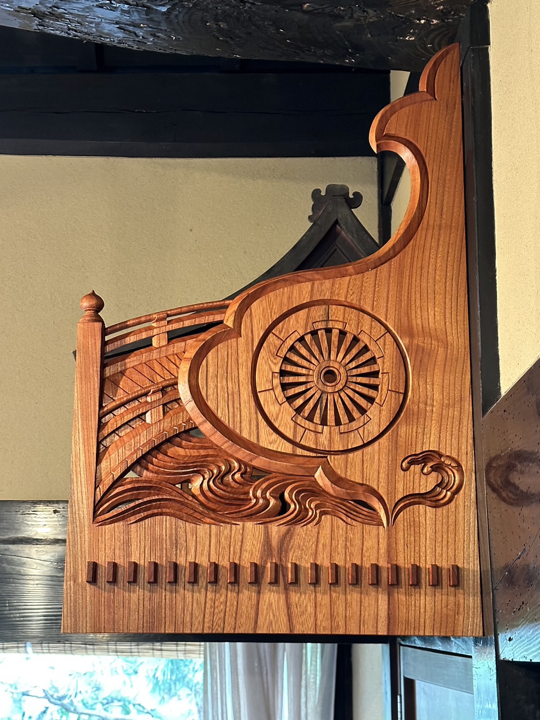 神棚の彫刻、棚板 神具 神社 もちおくり 波 車輪 欄干 | 木彫りの里上