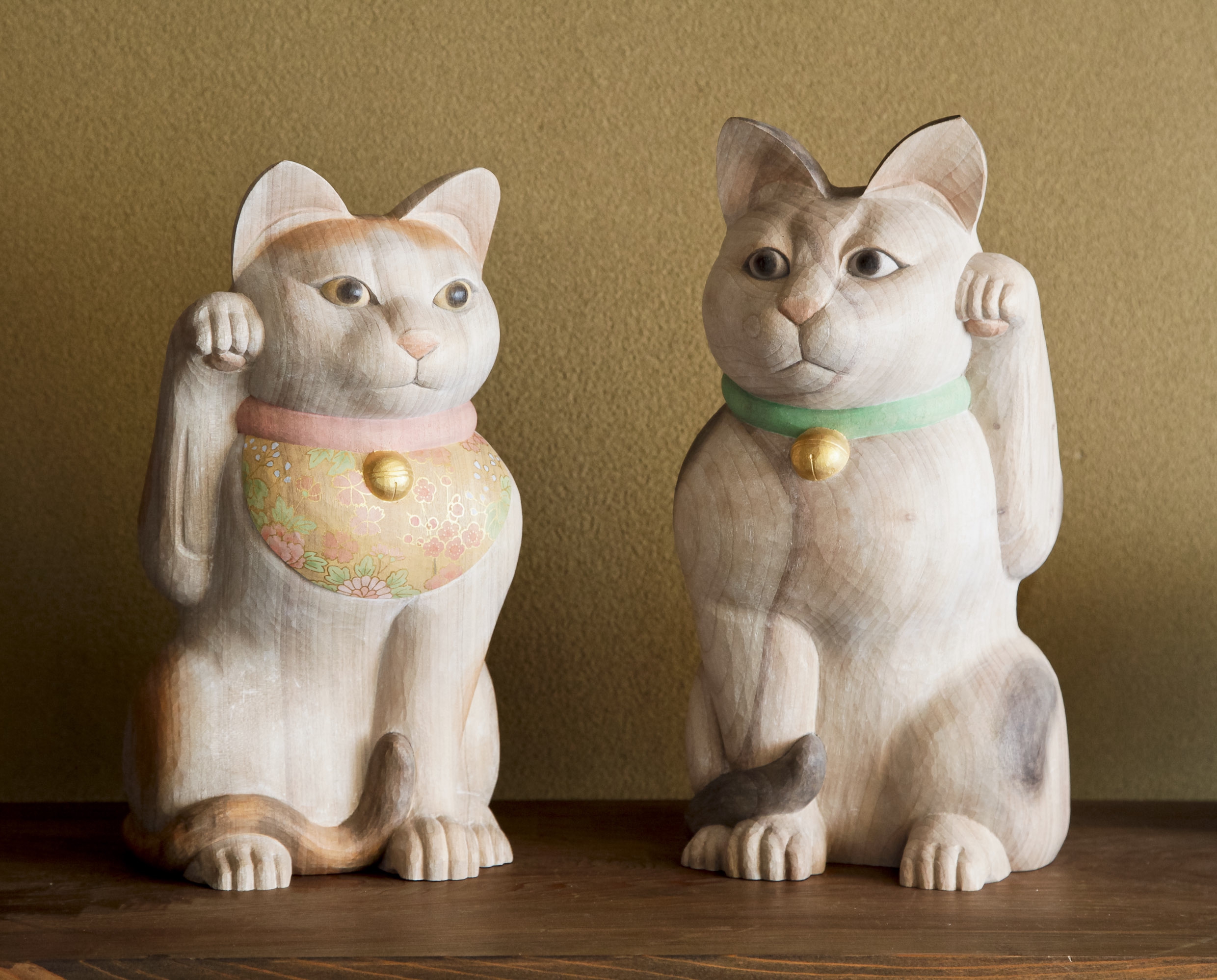 木彫りの招き猫（三毛猫）三毛猫