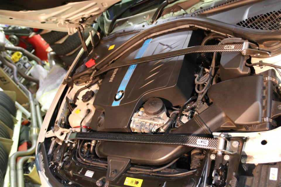 F30 AH3なお客様に、ARCフロントトップブレース＆ワーグナー 